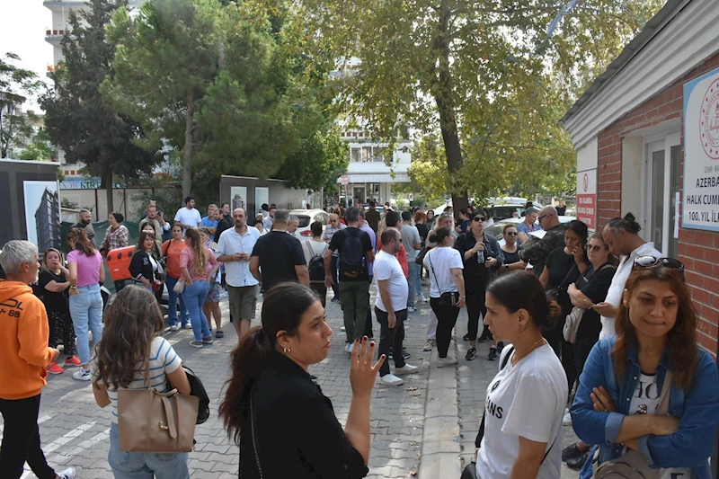 İZMİR İlkokulda taciz iddiası; veliler okul önünde toplanıp, tepki gösterdi (VİDEO EKLENDİ) 