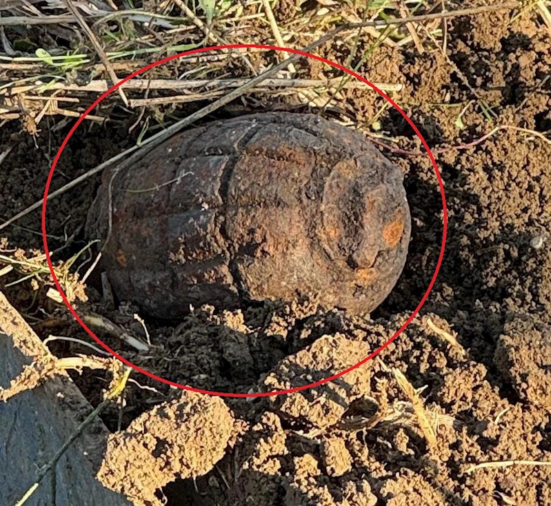 Tarlayı süren çiftçinin traktörünün pulluğuna el bombası takıldı / Ek fotoğraf