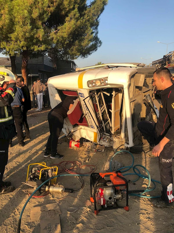 İşçi minibüsüyle tanker çarpıştı: 12 yaralı