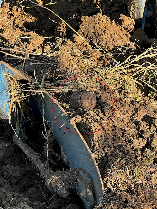 Tarlayı süren çiftçinin traktörünün pulluğuna el bombası takıldı