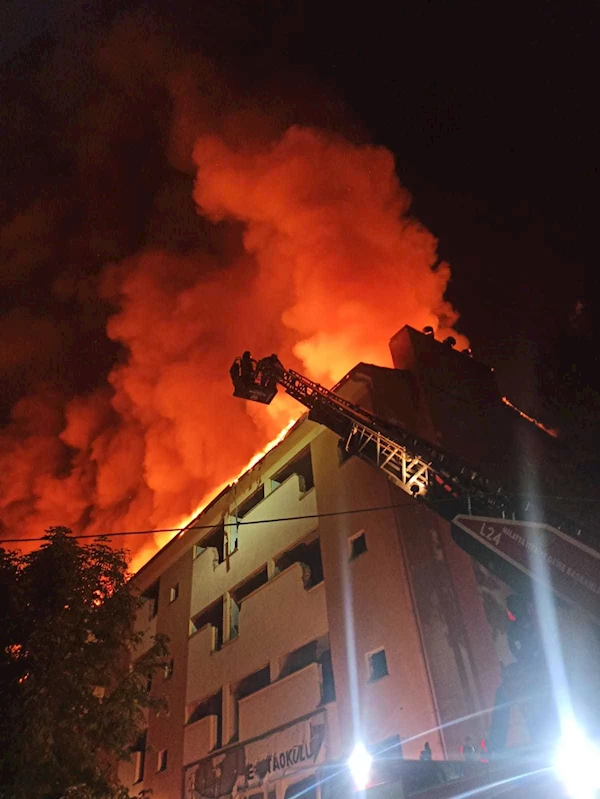 Malatya’da, ağır hasarlı okulun çatısında yangın