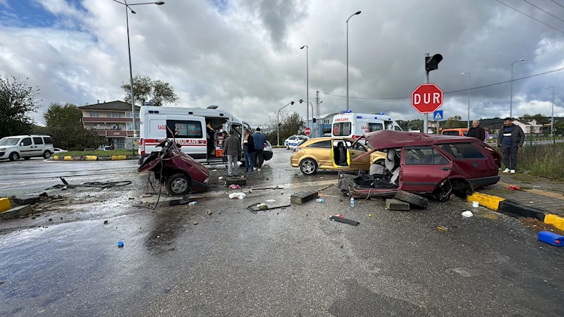 Kavşakta çarpışan otomobillerden biri ikiye bölündü; 1