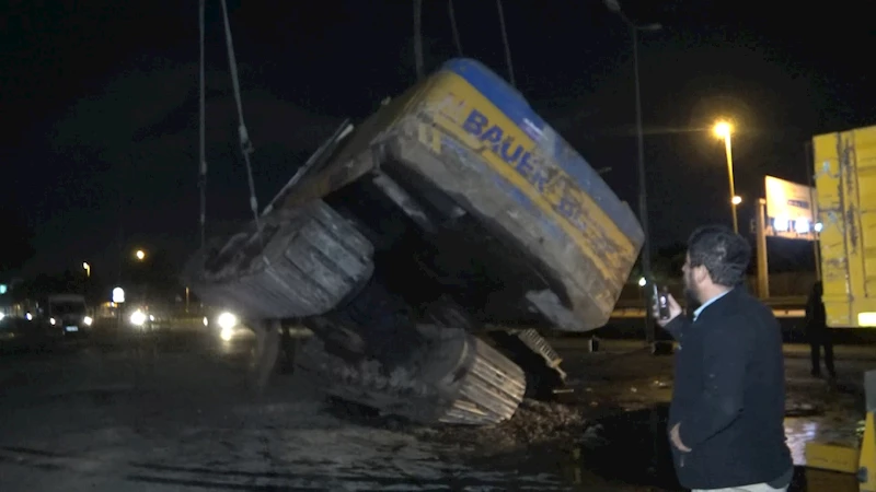 İstanbul- Avcılar’da TIR’a yüklenmek istenen fore kazık makinesi devrildi