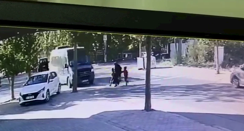 Yaya geçidinde minibüsün çarptığı anne ile ikizleri yaralandı; kaza kamerada