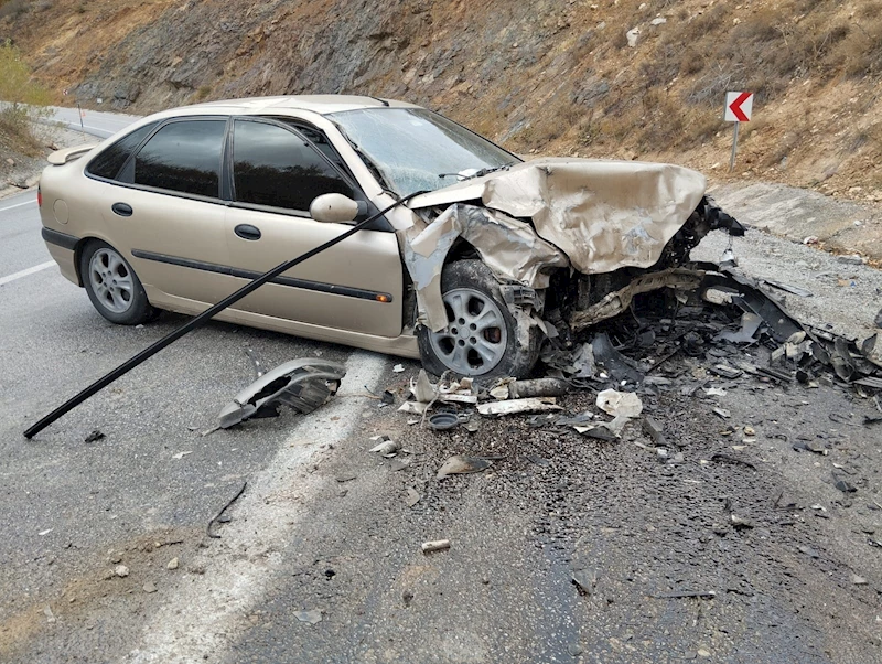 Otomobil ile minibüs kafa kafaya çarpıştı: 10 yaralı