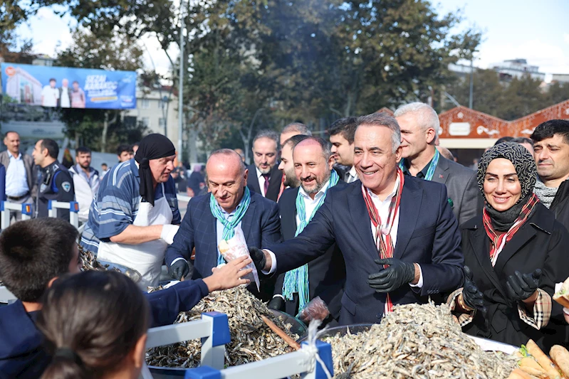 Sultangazi’de gerçekleşen Hamsi Festivali’nde 2 ton hamsi dağıtıldı