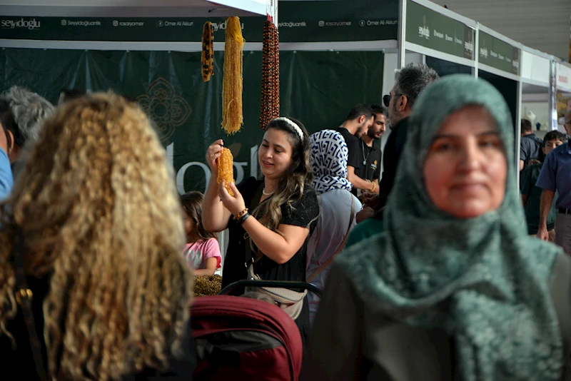 Tespih tutkunları son gününde Tespih ve Doğal Taşlar Fuarı’na akın etti