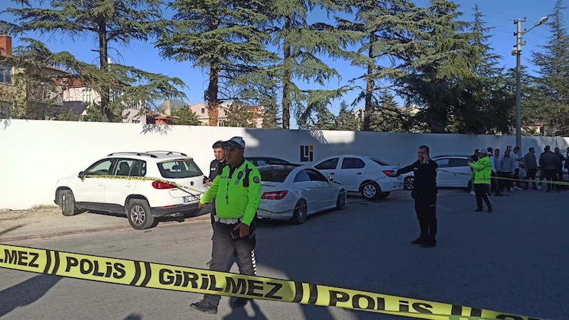 Galerici bıçaklandı, yolda kaza yaptı; hastanede öldü