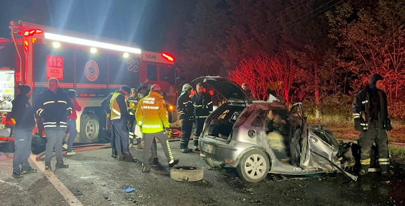  Tekirdağ’da iş makinesine çarpan otomobil alev aldı; 5 ölü 