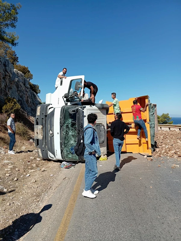 Otomobile çarpıp, devrilen hafriyat kamyonunun şoförü yaralandı