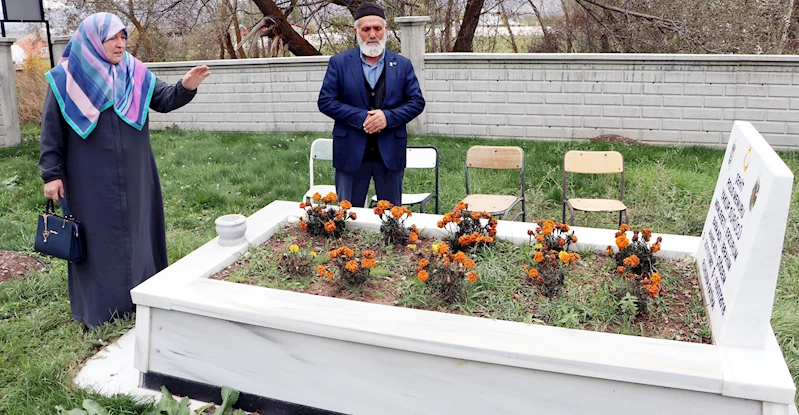 FETÖ elebaşının ölüm haberini alan şehidin ailesi oğullarının mezarına gitti: Hain geberdi