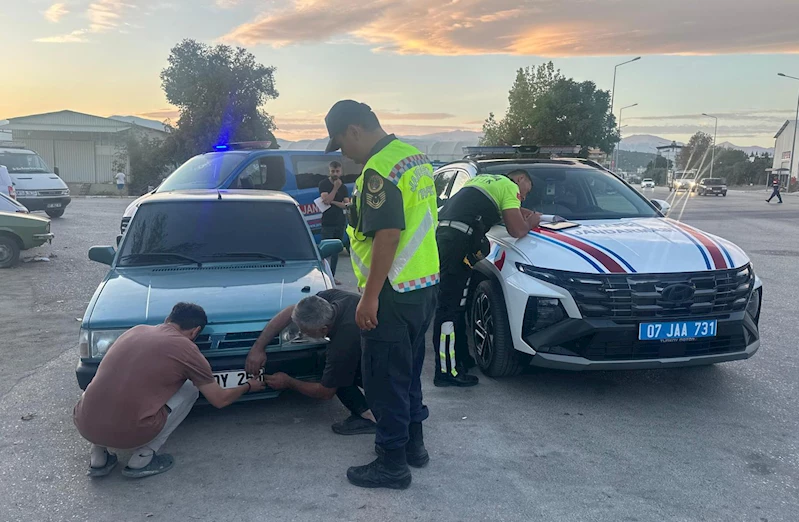 Tamire getirilen otomobilin plakasını kendi aracına takarak drift yaptı