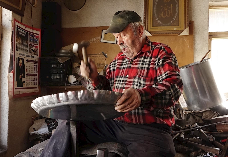 BURDUR 67 yıllık bakırcı, günde 10 saat çalışıp, binlerce çekiç sallıyor (VİDEO EKLENDİ) 