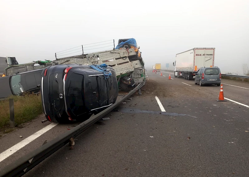 Devrilen TIR’daki sıfır kilometre cipler hasar gördü