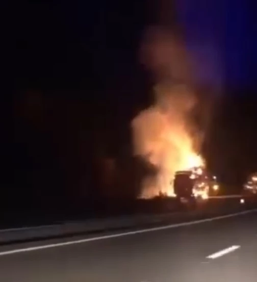 Çanakkale’de saman yüklü TIR, seyir halindeyken alev alev yandı