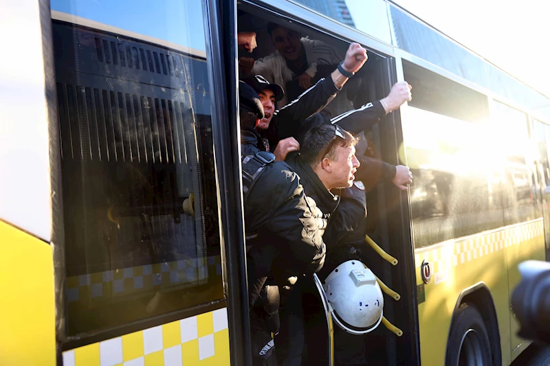 Beşiktaş taraftarı tezahüratlar eşliğinde RAMS Park