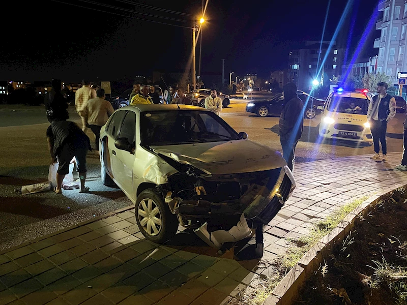 Edirne’de otomobille hafif ticari araç çarpıştı: 3 yaralı 