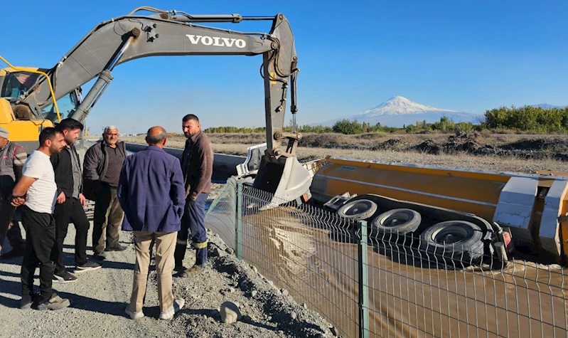 Hafriyat kamyonu su kanalına devrildi