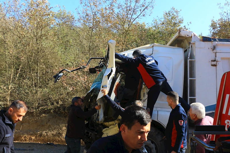 Tokat’ta hafriyat kamyonları çarpıştı; sıkışan sürücüleri itfaiye kurtardı