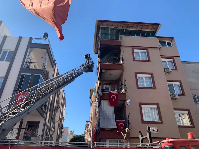 İtfaiye eri yangında zarar görmesini önlediği bayrakları düzeltti