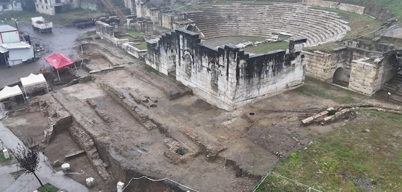 Konuralp Antik Tiyatro kazılarında kilise kalıntıları ve altyapı sistemi bulundu