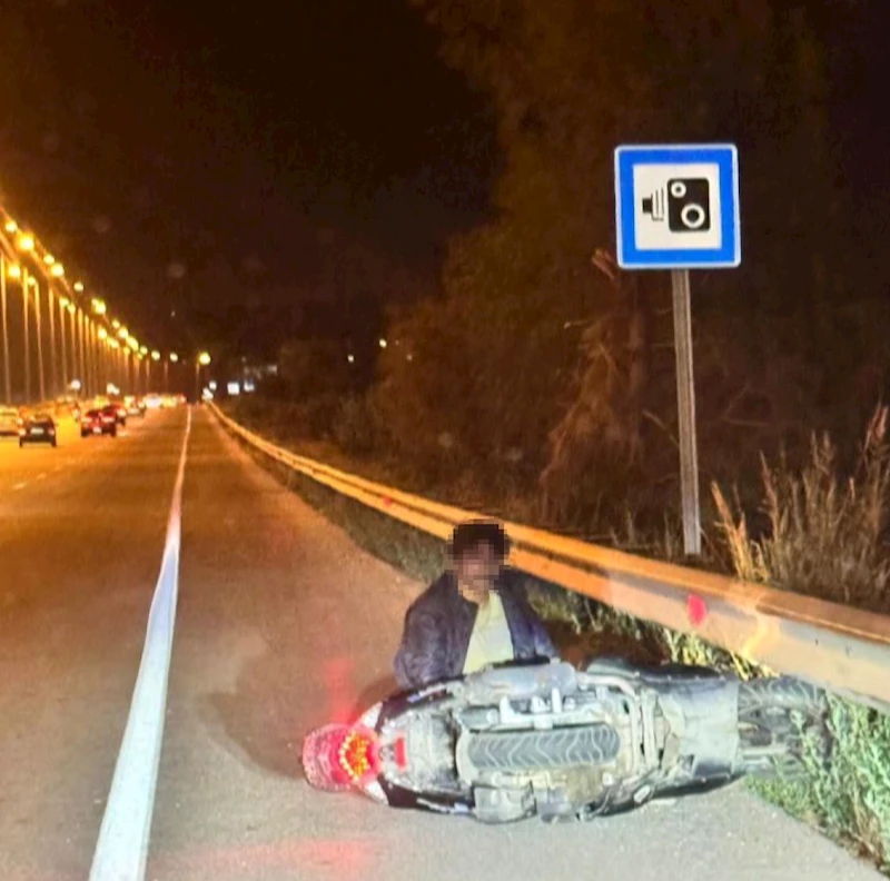 Motosikletiyle bariyere çarptı, yola devam edince minibüsün altına girdi