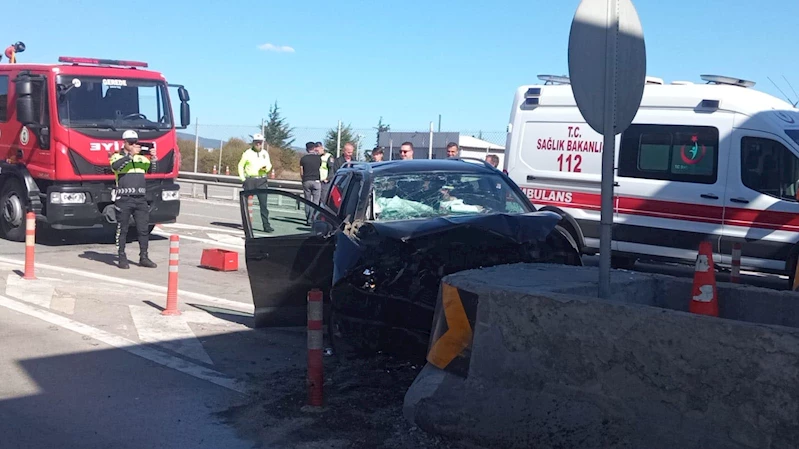 Otoyol gişelerinde beton duvara çarpan otomobilin sürücüsü öldü, eşi yaralı