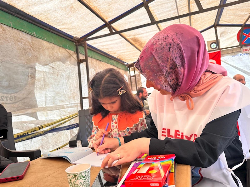 Annesi işten çıkarılan Ecrin, derslerini eylem çadırında yapıyor