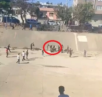 Yakınları ile polise saldıran firari hükümlü, dizinden vurularak yakalandı