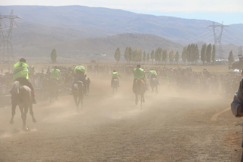 Karlıova’da geleneksel at yarışlarına büyük ilgi