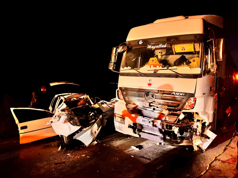 Afyonkarahisar’da TIR ile otomobil çarpıştı: 3 ölü, 1 yaralı