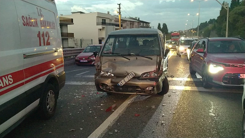 Freni arızalanan minibüs kırmızı ışıkta bekleyen 4 araca çarptı