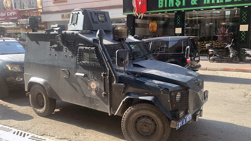 Caddede, yol kenarında el bombası bulundu