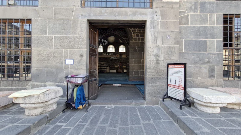 Diyarbakır Ulu Camii’nde erkek turistler, kadınlar için ayrılan etekleri giydi / Ek fotoğraflar