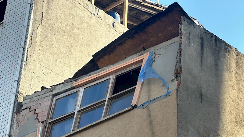 İstanbul-Beyoğlu’nda binanın çatısından kopan beton parçaları araçların üzerine düştü 