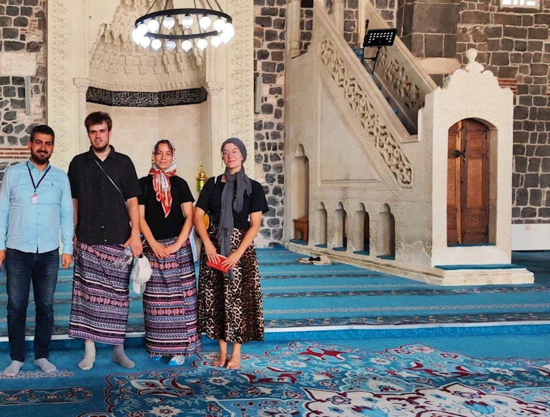 DİYARBAKIR Ulu Camii’nde erkek turistler, kadınlar için ayrılan etekleri giydi (VİDEO EKLENDİ) 