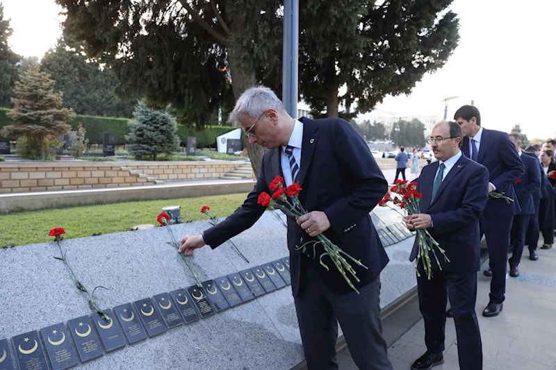 Sağlık Bakanı Kemal Memişoğlu, Bakü’de şehitlikleri ziyaret etti