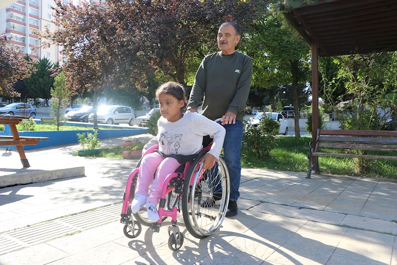 ‘Spina Bifida’ hastası Nafiya, ameliyat olup dik durmak istiyor