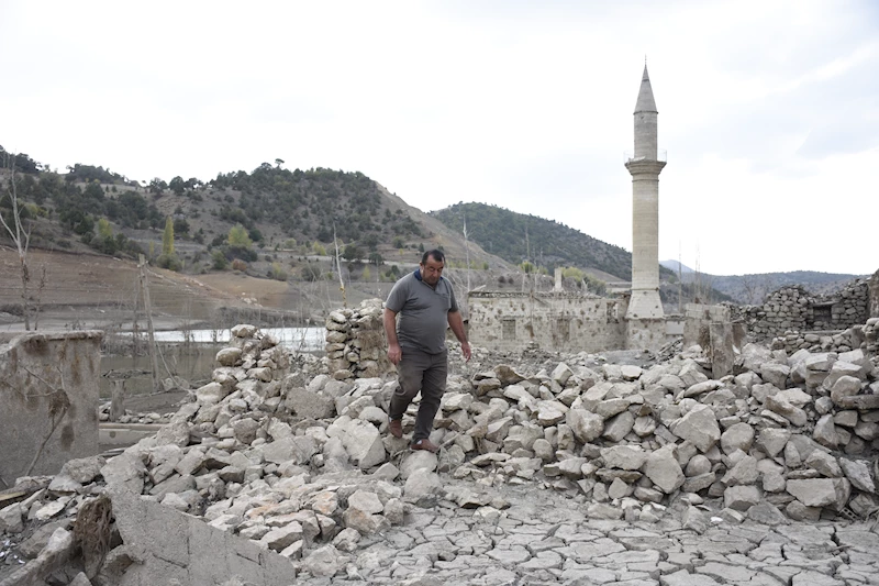  Su altında kalmadan önce çalıştığı köyü, yıllar sonra yürüyerek gezdi