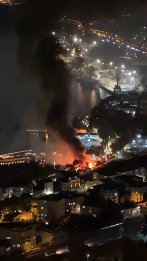 Alev alev yanan restoran kullanılamaz hale geldi