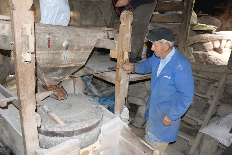  2 asırlık su değirmeni halen hizmet veriyor