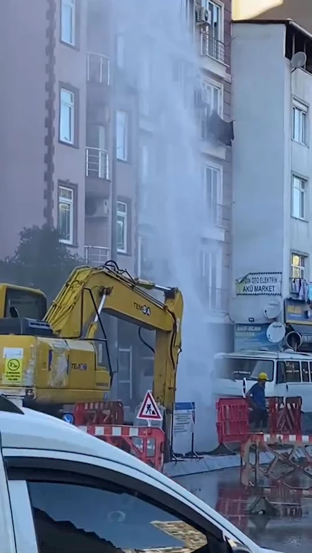 İstanbul- Kağıthane’de kepçe isale borusunu patlattı: Tazyikli su metrelerce yukarıya fışkırdı 