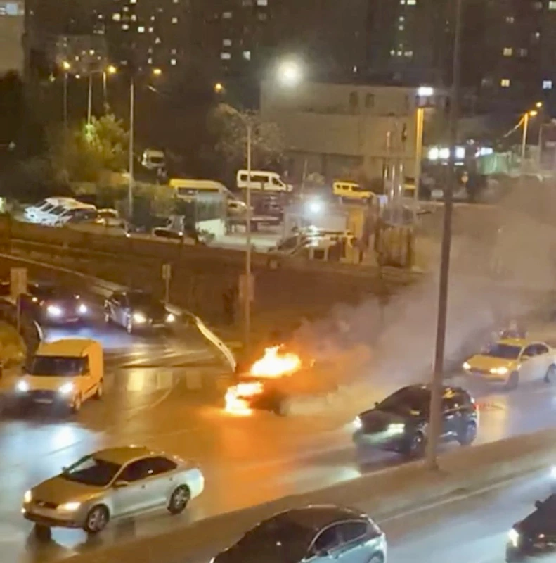 İstanbul-Beylikdüzü’nde seyir halindeki cip alev alev yandı