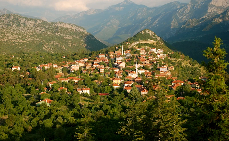 Tarihi düğmeli evlerin bulunduğu Ormana, dünyanın en iyi turizm köyü seçildi