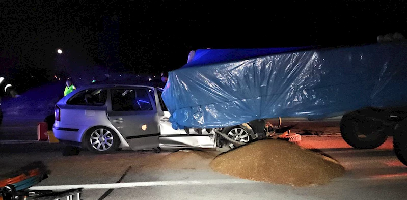  Edirne’de Bulgar plakalı otomobil traktöre çarptı; koca öldü, eşi yaralandı