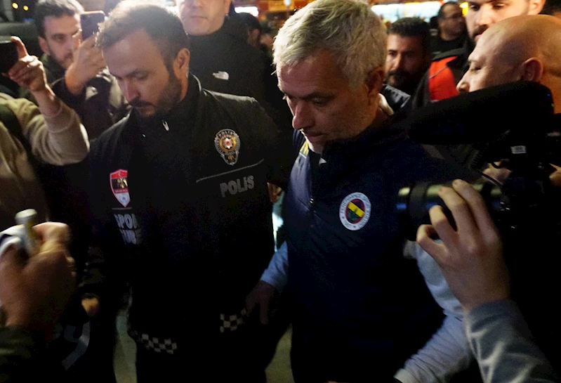 Fenerbahçe kafilesi, Kayseri’de coşkuyla karşılandı