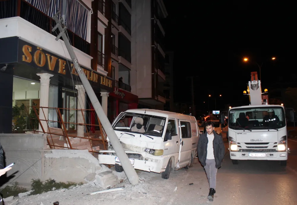 Aksaray’da minibüs elektrik direğine çarptı: 3 kişi yaralandı, sürücü kaçtı