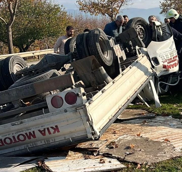 Refüje çarpıp takla atan kamyonetteki 2 kişi öldü 