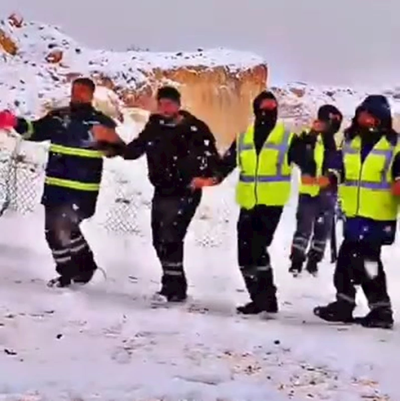 Gabar Dağı’nda işçiler, kar yağışını halay çekerek kutladı