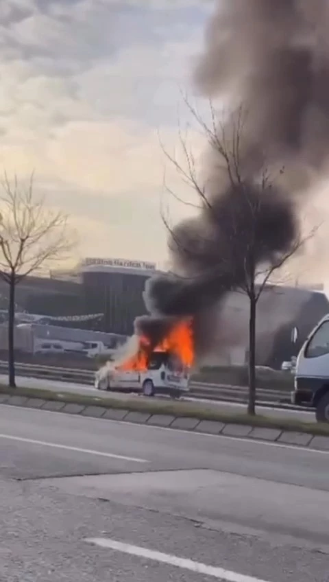 Seyir halindeki hafif ticari araç alev alev yandı; o anlar kamerada 